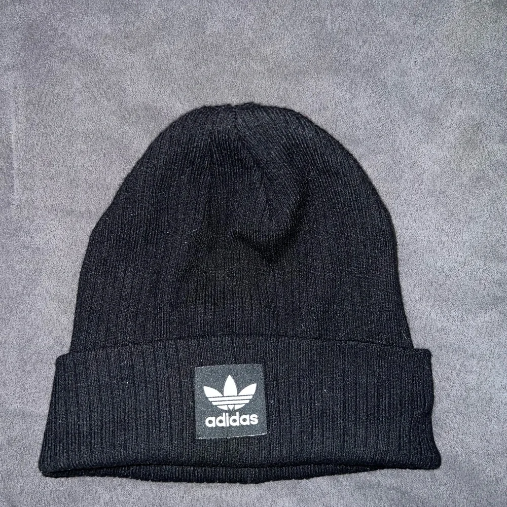 OS Adidas Ribbed Black Beanie - Picture 2 of 3